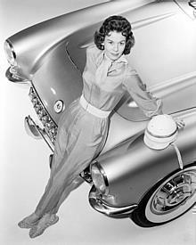 1957: Trotz schöner Werbung mit der Rennfahrerin Betty Skelton, konnte Chevrolet die Verkaufszahlen der Corvettes nicht steigern.